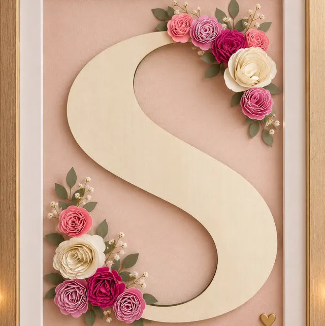 Lettre initiale fleurie en bois